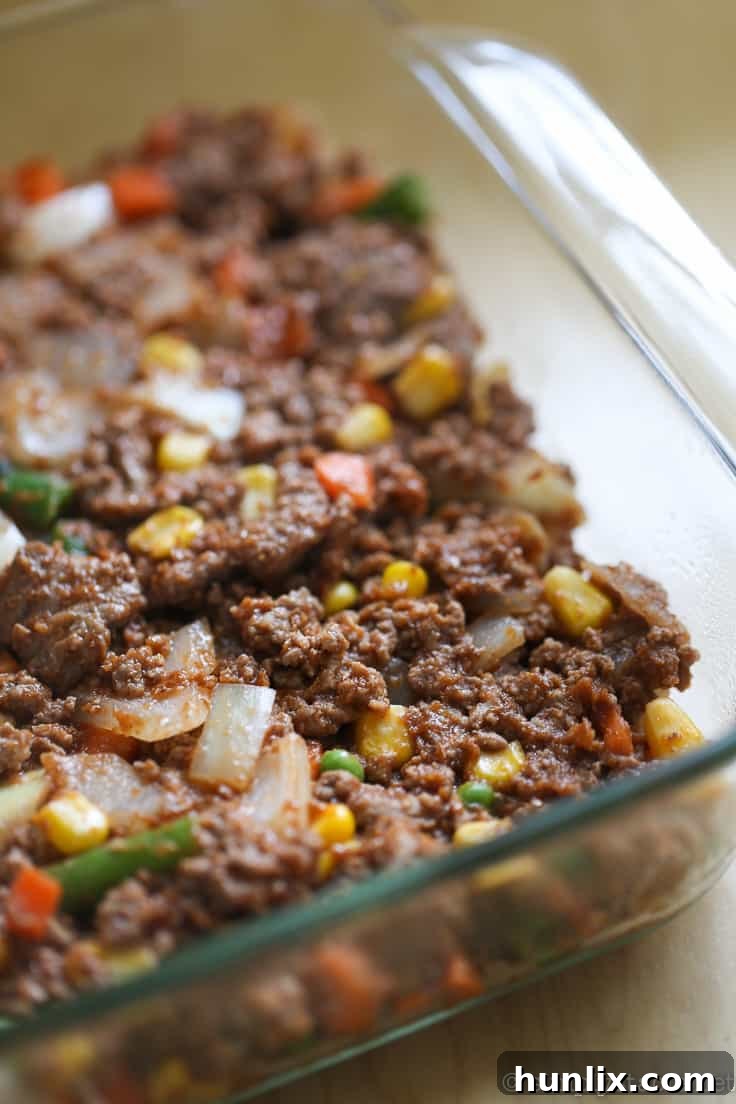 Healthy Shepherd's Pie - A comfort food classic recipe gets a makeover. This Healthy Shepherd's Pie has a mashed cauliflower topping and fibre filled filling. Delish!