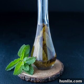 Homemade Mint Extract - This homemade extract is easy to make and makes a lovely DIY gift!