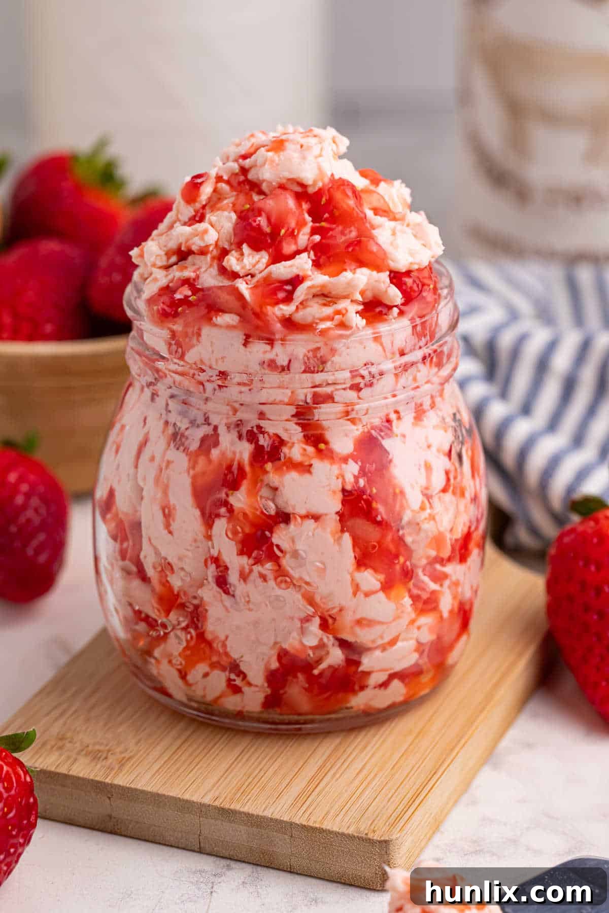 Whipped Strawberry Butter 2 Kavanozda taze ev yapımı çilekli tereyağı. Kahvaltı servisi için hazır.