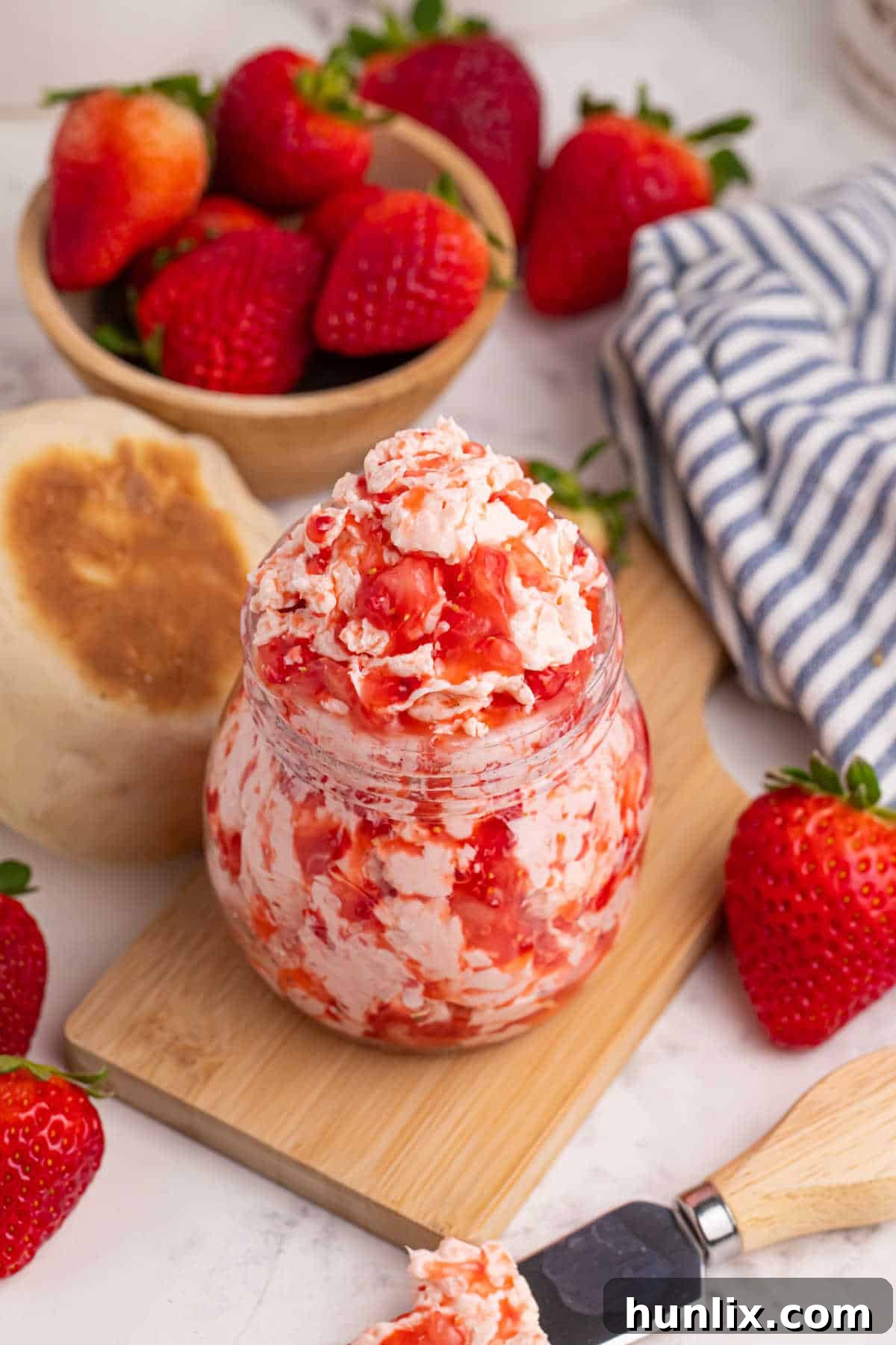 Whipped Strawberry Butter 5 Şeffaf bir mason kavanozunda sunulan bitmiş çilekli tereyağı, kullanıma hazır.