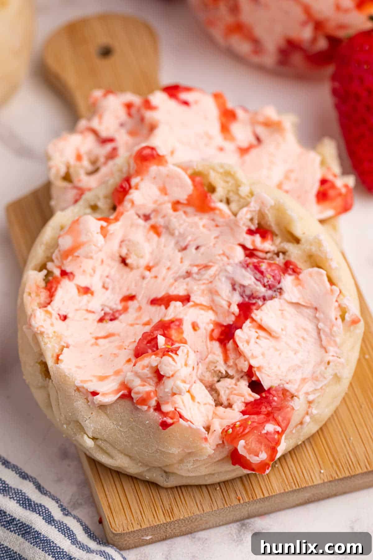 Whipped Strawberry Butter 6 Kızarmış İngiliz muffin üzerine bolca sürülmüş çilekli tereyağı, yemeye hazır.