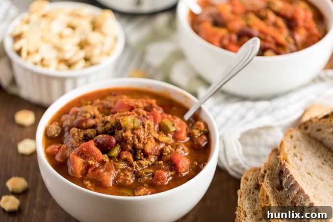 Presidential Chili - The best hearty chili recipe made with a secret ingredient! Warm up with a bowl of meaty comfort food packed with ground beef and seasoned kidney beans.